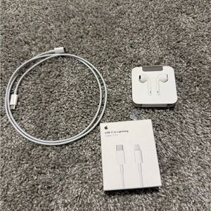 Apple White USB-C Lightning Cable and EarPods Set